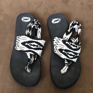 Super comfy black and white sandals